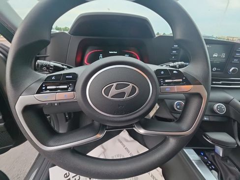 Used 2024 Hyundai Elantra SE FWD image 14