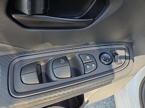 Used 2025 Nissan Versa S w/ Trunk Package image 15