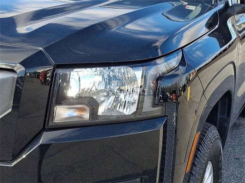 Used 2024 Nissan Frontier SV image 9