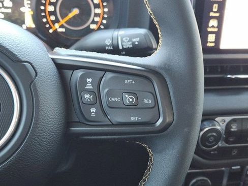 Used 2025 Jeep Gladiator Sport image 30