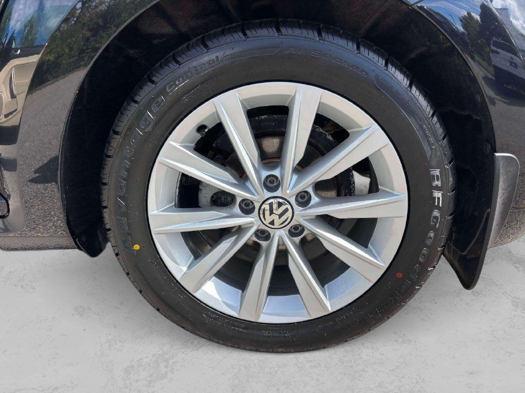 Used 2019 Volkswagen Beetle 2.0T SE FWD image 9