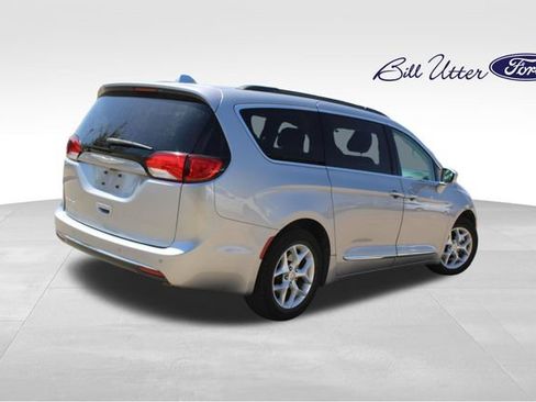 Used 2017 Chrysler Pacifica Touring-L w/ Tire & Wheel Group FWD image 5