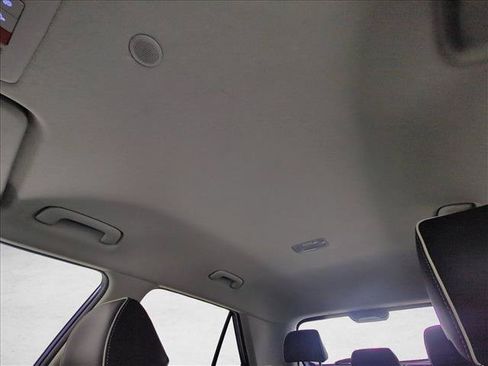 Used 2022 Hyundai Venue Limited FWD image 16