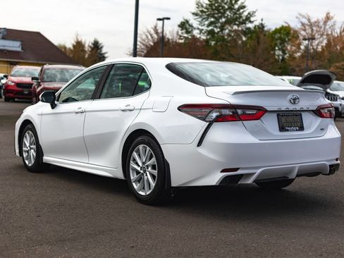 Used 2024 Toyota Camry SE FWD image 11