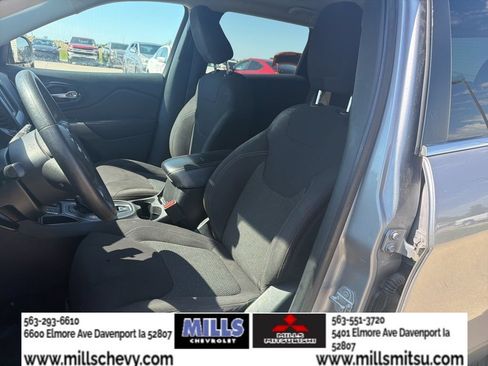 Used 2019 Jeep Cherokee Latitude w/ Popular Appearance Group FWD image 10