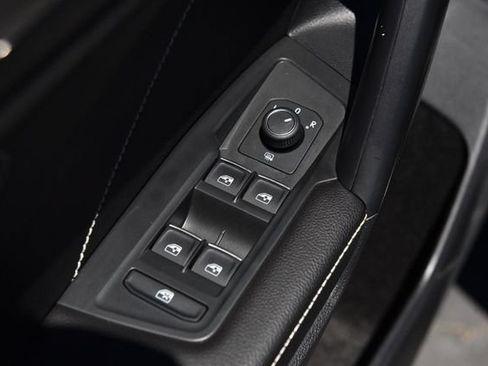 Certified 2023 Volkswagen Tiguan SE w/ Panoramic Sunroof Package AWD/4WD image 8