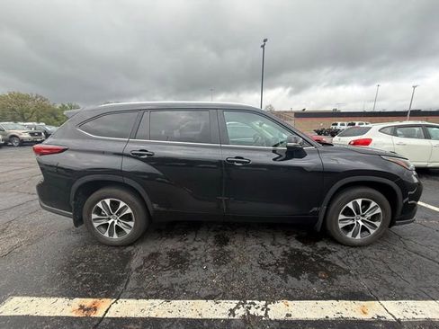 Used 2023 Toyota Highlander XLE FWD image 3