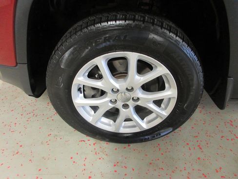 Used 2016 Jeep Cherokee Latitude w/ Cold Weather Group image 24