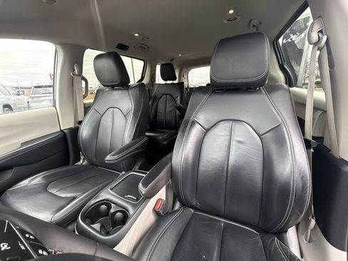 Used 2022 Chrysler Pacifica Touring-L image 22