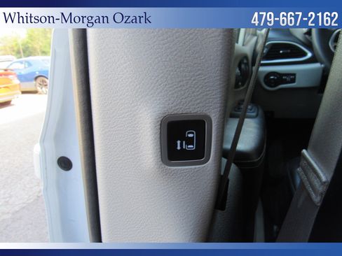 Used 2022 Chrysler Pacifica Touring-L image 24