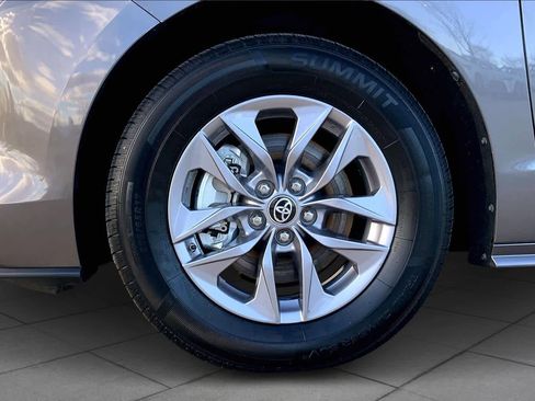 Used 2023 Toyota Sienna XLE image 11