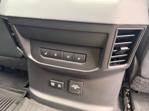 Used 2022 Toyota Tundra Platinum AWD/4WD image 31