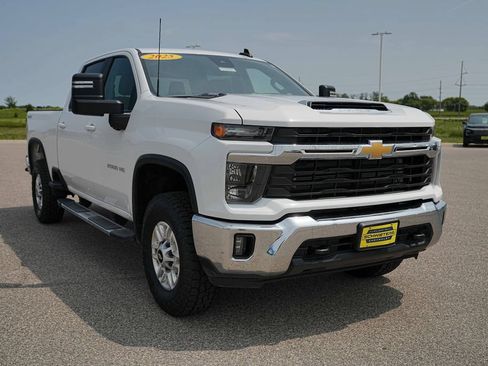 Used 2025 Chevrolet Silverado 2500 LT w/ Convenience Package AWD/4WD image 4