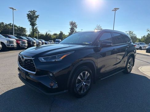 Used 2022 Toyota Highlander XLE AWD/4WD image 8