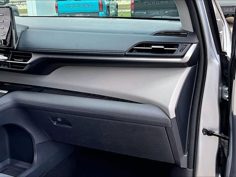 Used 2021 Toyota Sienna Limited image 19