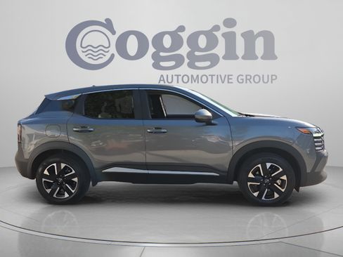 Used 2025 Nissan Kicks SV AWD/4WD image 6