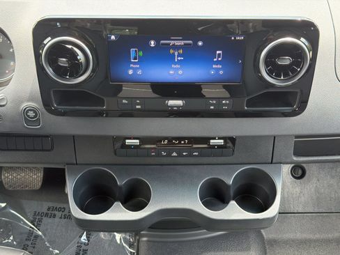 Used 2025 Mercedes-Benz Sprinter 2500 image 18