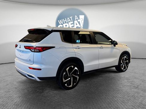 Used 2023 Mitsubishi Outlander SE AWD/4WD image 3