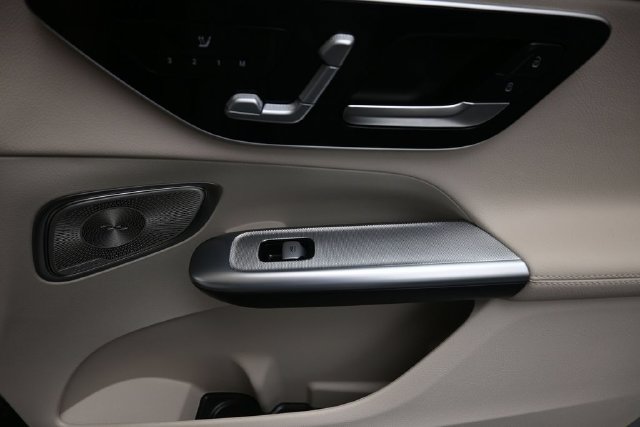 Used 2023 Mercedes-Benz GLC 300 4MATIC image 11