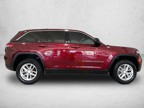 Used 2023 Jeep Grand Cherokee Laredo image 5
