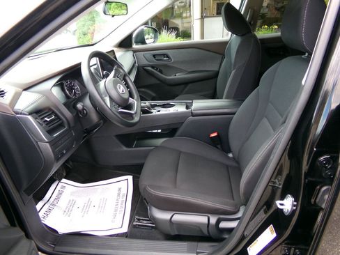 Used 2023 Nissan Rogue S FWD image 9