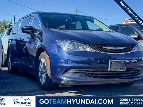 Used 2017 Chrysler Pacifica Touring w/ Tire & Wheel Group FWD image 1