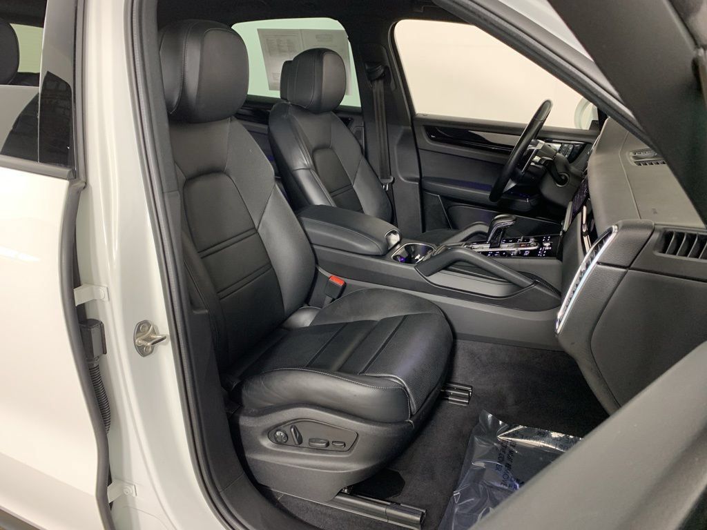 Used 2022 Porsche Cayenne AWD/4WD image 40