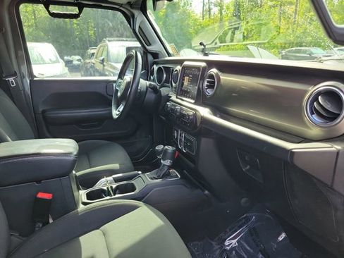 Used 2018 Jeep Wrangler Unlimited Sahara image 30