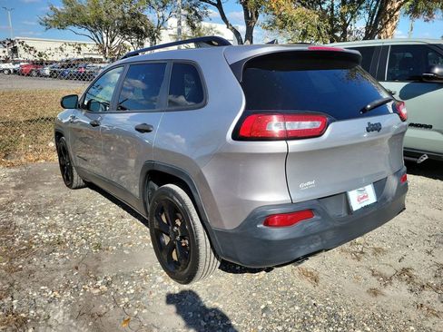 Used 2017 Jeep Cherokee Sport image 4