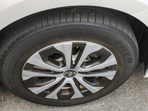 Used 2022 Toyota Prius Prime XLE FWD image 14