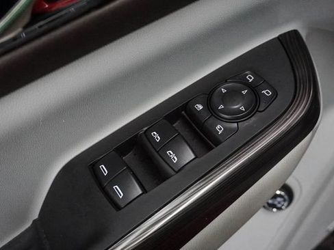 Used 2023 GMC Acadia SLT w/ Technology Package FWD image 7
