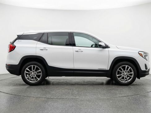 Used 2024 GMC Terrain SLT image 11