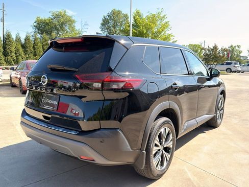 Used 2021 Nissan Rogue SV image 3
