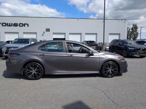 Used 2022 Toyota Camry SE image 2
