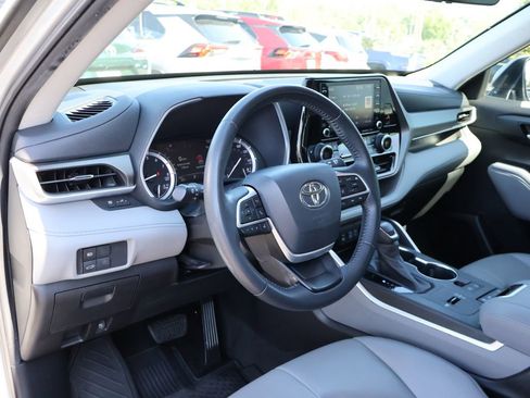 Used 2022 Toyota Highlander XLE FWD image 18