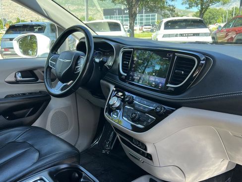 Used 2022 Chrysler Pacifica Touring-L FWD image 20