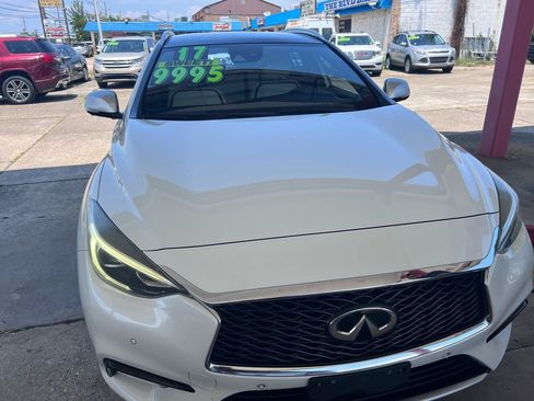 Used 2017 INFINITI QX30 Premium w/ Technology Package FWD image 3