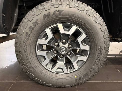 Used 2022 Toyota Tacoma TRD Off-Road w/ TRD Premium Off Road Package AWD/4WD image 7