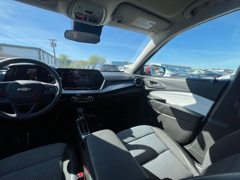 Used 2025 Chevrolet Trax LT image 35