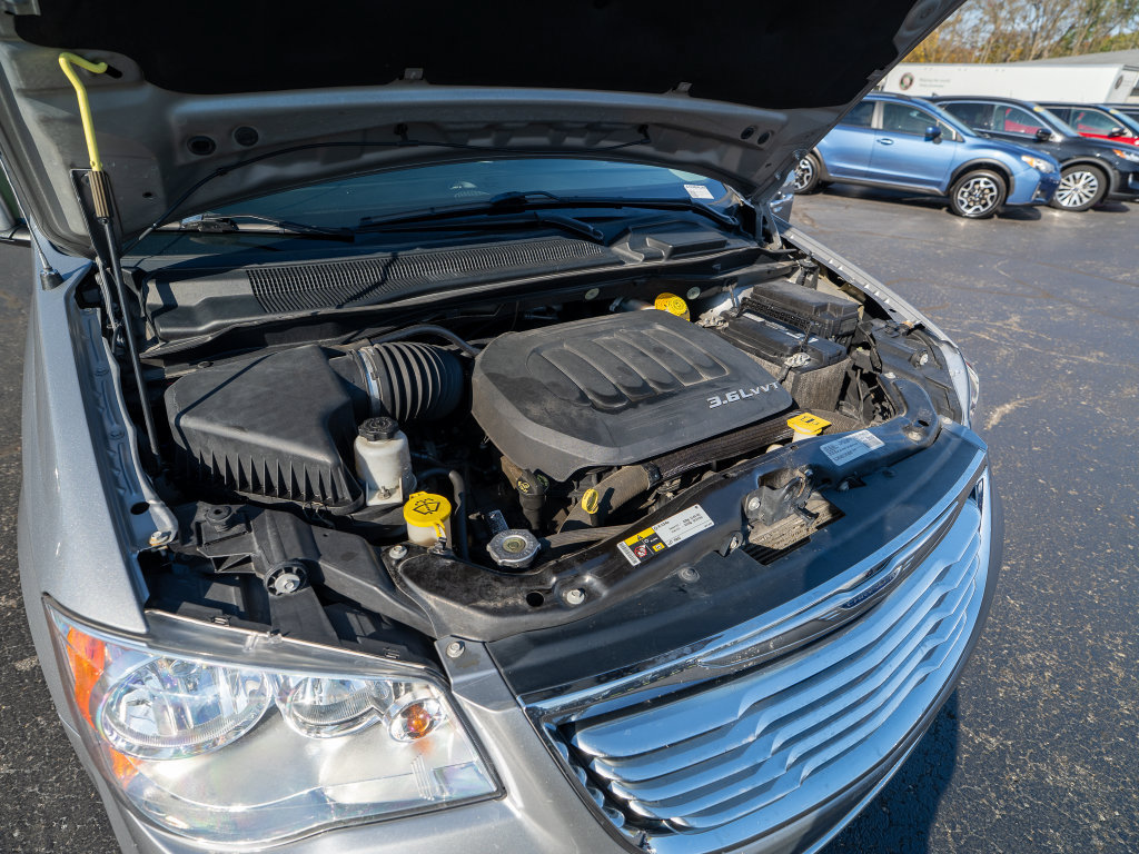 Used 2016 Chrysler Town & Country Touring w/ Driver Convenience Group FWD image 28