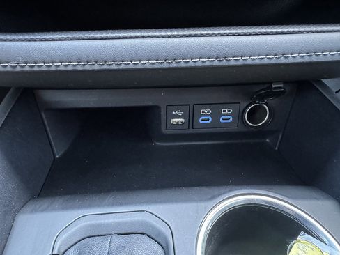 Used 2022 Toyota Highlander XLE AWD/4WD image 19