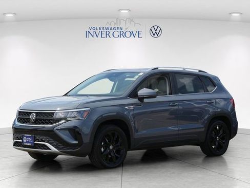 Certified 2023 Volkswagen Taos SE w/ Panoramic Sunroof Package AWD/4WD image 3