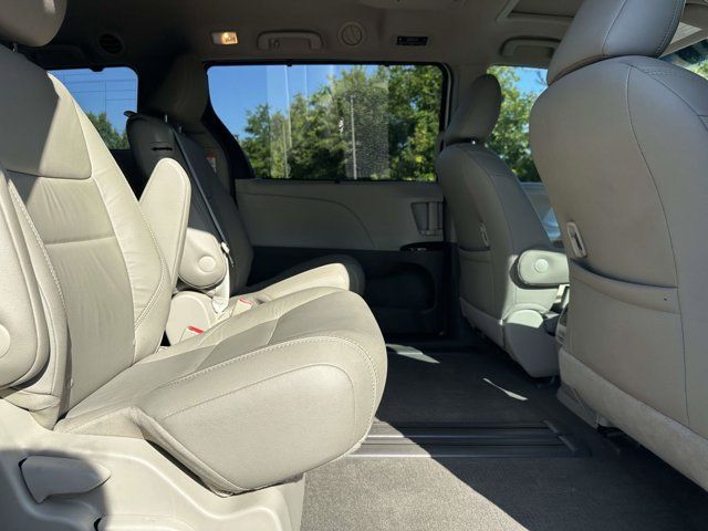 Used 2015 Toyota Sienna XLE Premium FWD image 7