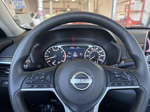 Used 2023 Nissan Altima 2.5 SV FWD image 12