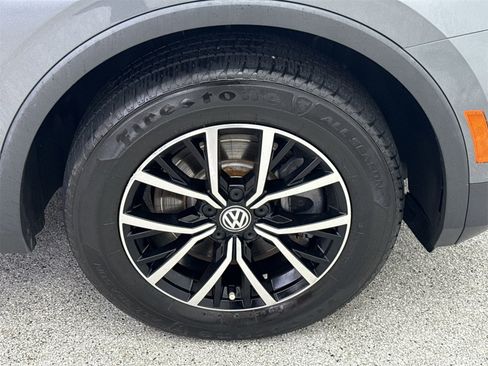 Used 2021 Volkswagen Tiguan SE w/ Panoramic Sunroof Package image 40