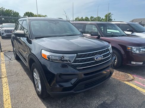 Used 2024 Ford Explorer XLT AWD/4WD image 5