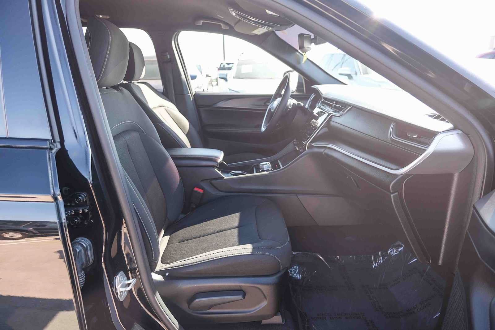 Used 2024 Jeep Grand Cherokee Laredo RWD image 17
