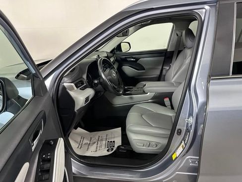 Used 2023 Toyota Highlander XLE AWD/4WD image 22