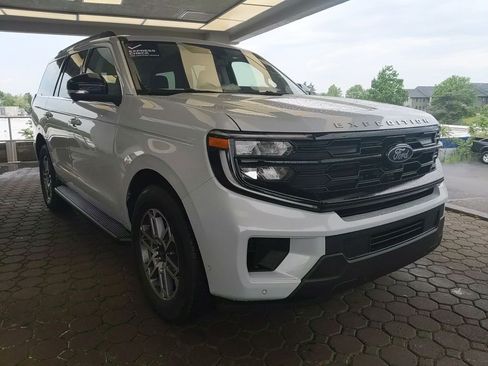 Used 2025 Ford Expedition Active RWD image 4
