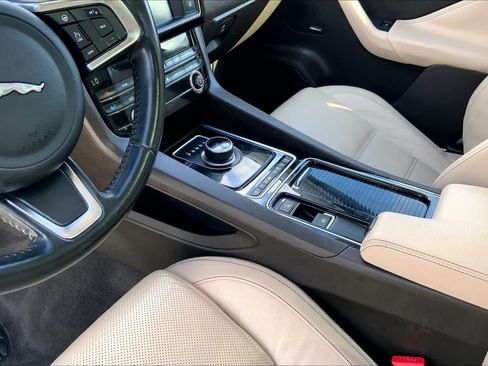 Used 2018 Jaguar F-PACE Prestige AWD/4WD image 17